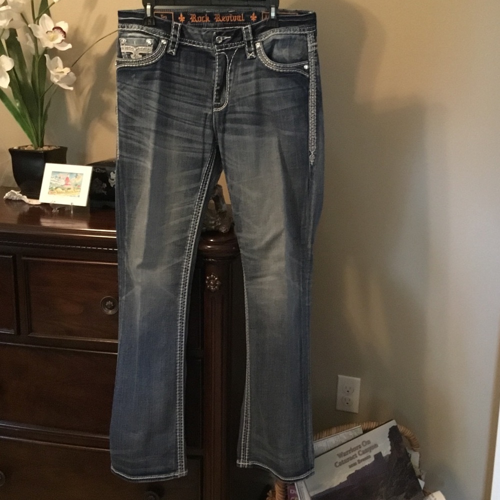 Rock Revival-NWOT-Women's Faded Blue Boot-Cut Jeans with Contrast Stitching